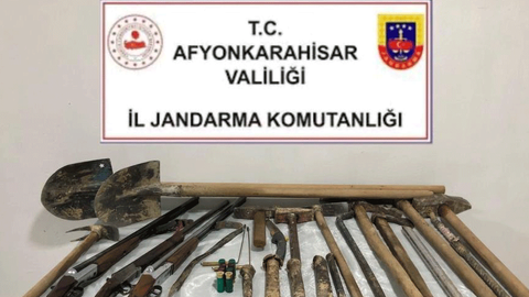 Jandarma adım adım takip etti: Ellerinde kazmayla yakalandılar!