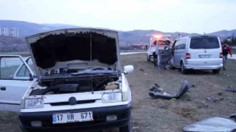 Minibüs ile çarpıştılar: Kazayı ucuz atlattılar