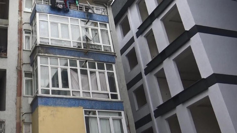 Kiracının kiraya verdiği evde 27 yatak çıktı, balkonda dahi yatak var