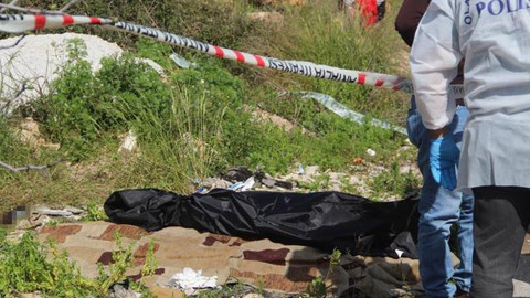 Otluk alanda battaniye altından çıkan ayak görüntüsü sonrası polisler harekete geçti