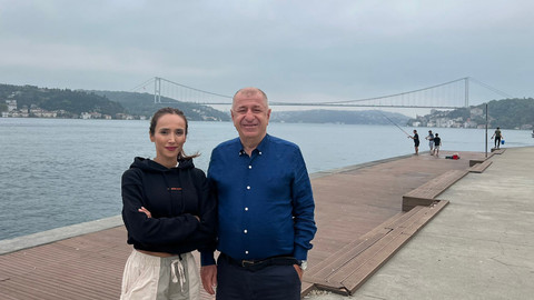 Kendisinin fotoğrafını çeken turisti dövmüştü: Ümit Özdağ, Feray Açıkgöz'ü koruması yaptı