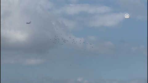 Paraşütler açılmadı, yardım kutuları Gazze'ye bomba gibi yağdı!