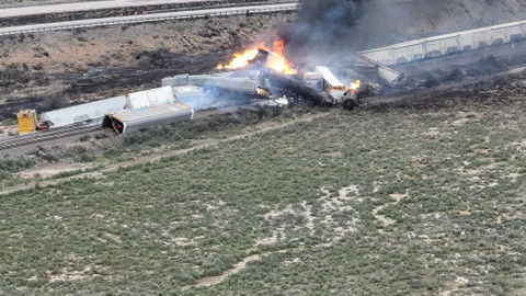ABD’de benzin taşıyan tren raydan çıkıp devrildi