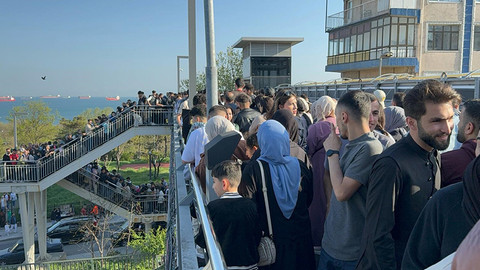 İstanbul artık bayramda boş değil! Avcılar’daki metrobüs üstgeçidinde izdiham oluştu