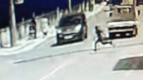 Aniden yola çıkan çocuk metrelerce savruldu