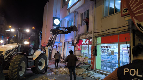 Kutlama sırasında CHP balkonu çöktü: 1 ölü