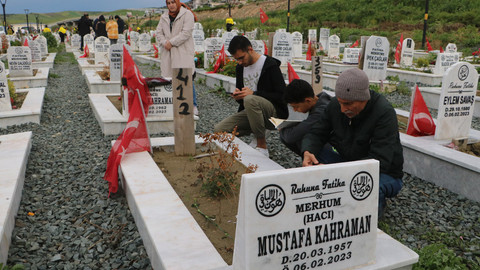 Deprem bölgesinde hüzünlü bayram: Vatandaşlar mezar ziyareti yaptı