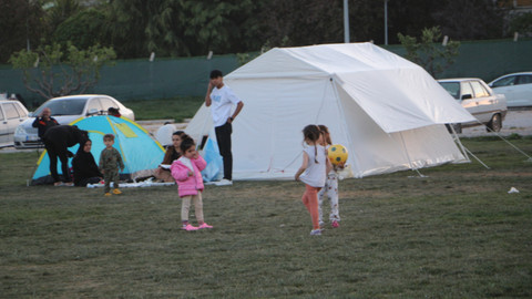 Tokat'ta deprem sonrası vatandaşlar parklarda çadır kurdu
