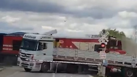 Hemzemin geçitte kalan tıra tren böyle çarptı
