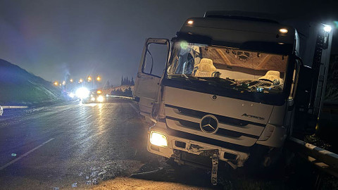 Tır, polis aracına çarptı: 3 polis yaralandı