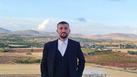 Motosikletli gencin otomobilin altında ezildiği anı kan dondurdu!
