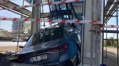 Uykuya dalan sürücü üst geçit asansörüne çarptı! Çok sayıda yaralı var