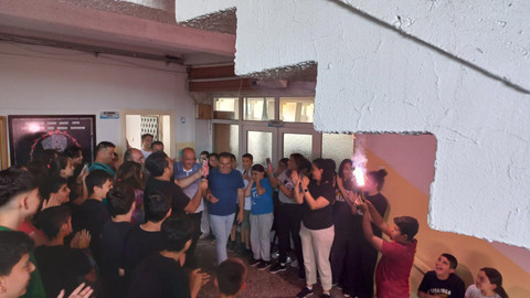 40 yıldır aynı okulda görev yapan "Kurtul Amca"nın emeklilik kutlaması yürek ısıttı