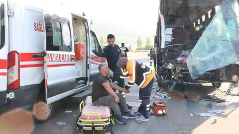 Afyonkarahisar'da feci kaza! Yolcu otobüsü kamyonetle çarpıştı