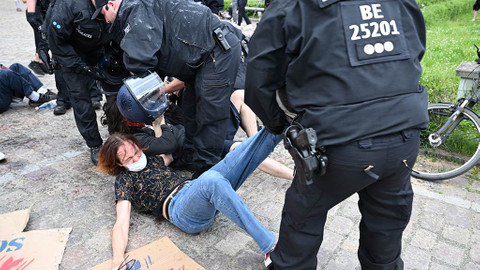 Alman polisi de Filistin destekçisi öğrencileri sürükledi