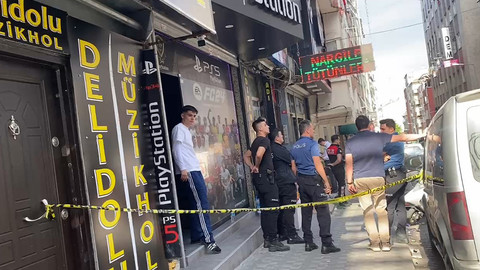 İstanbul'da bir iş yerine uzun namlulu silahlarla saldırdılar! 18 yaşında bir genç hayatını kaybetti