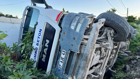 Hatay'da yol çöktü, beton mikseri devrildi: 1 yaralı
