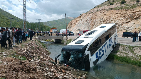Bitlis’te yolcu dolu otobüs dereye uçtu