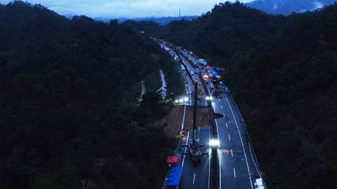 Çin’de otoyolun çökmesi: Can kaybı 48 oldu