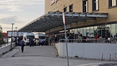 Elindeki silahla kazara küçük kızını yaraladı. Hastanede jandarmayı görünce kaçtı!