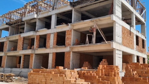 Çorum'da talihsiz kaza! İşçinin inşattan düşme anı kameraya yansıdı