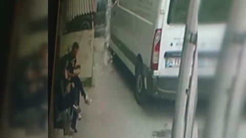 Balkondan üzerine su dökülen evi kurşunladı