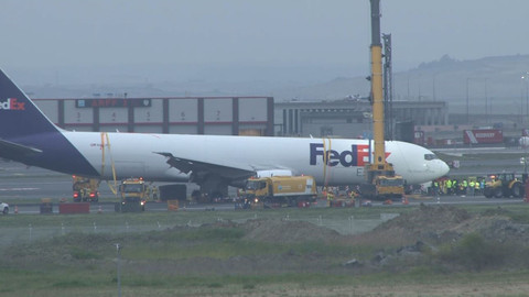 Uçağı gövde üzerine indiren kadın pilotmuş!