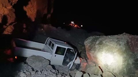 Hakkari'de dev kayalar karayoluna düştü