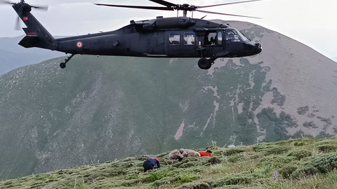 Mantar toplarken kayalıklardan düştü, askeri helikopterle hastaneye götürüldü