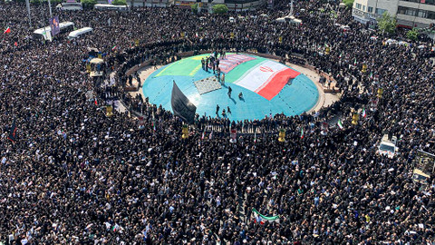 Reisi’nin cenaze namazını Hamaney kıldırdı