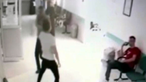 Doktor bıçaklı saldırıdan kapıyı kilitleyerek kurtuldu