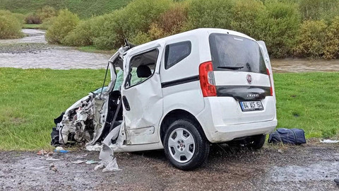 Ağrı'da hafif ticari araçla minibüs çarpıştı: 1'i bebek 3 ölü, 4 yaralı