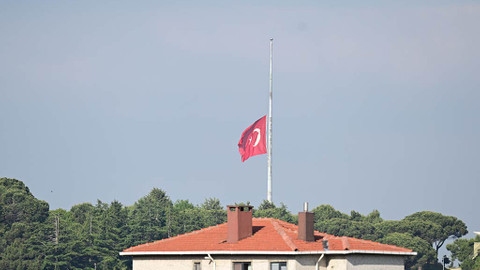 Türkiye genelinde bayraklar yarıya indirildi