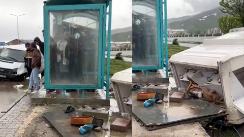 Minibüs kaldırımda yürüyenlere çarptı: 1 ölü 2 yaralı