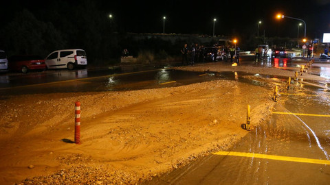 Muğla'da su hattında patlama: Kara yolu trafiğe kapatıldı