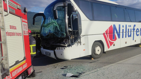 Yolcu otobüsü tıra çarptı, faciadan dönüldü
