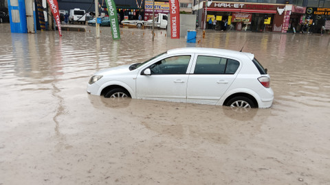 Ankara'da sağanak ve dolu hayatı felç etti