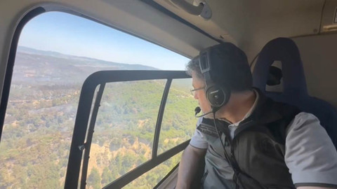 İbrahim Yumaklı, Çanakkale’deki orman yangınını havadan inceledi
