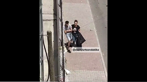 Erkek şiddeti görüntülerine alışmıştık ama bu kez tersi oldu! Bir kadın erkeğin boynuna kemer takarak sürükledi