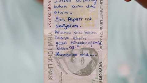 Paranın üzerine aşkını yazdı! dua istedi