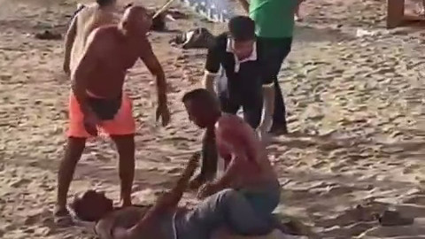 Plajda bıçaklı kavga! yaralılar var