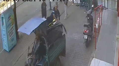 Adana'da bir garip hırsızlık girişimi! İçindekini fark etmedi motosikleti sahibiyle birlikte çalmaya kalktı