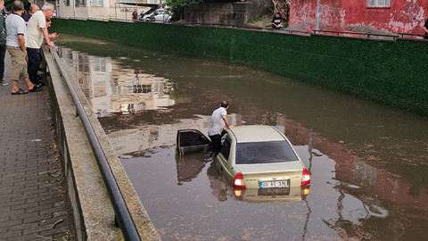 Otomobil gölde yüzdü!