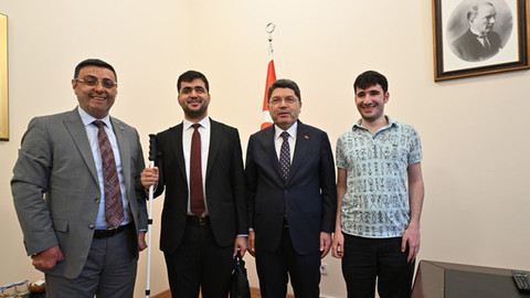 Adalet Bakanı Tunç, görme engelli ilk hakim adayı Kılıç ile bir araya geldi