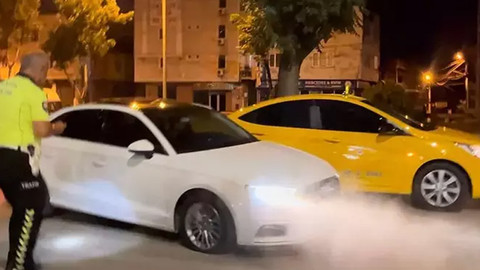 Otomobilini polislerin üzerine sürdü patlak lastikle kilometrelerce kaçmaya çalıştı