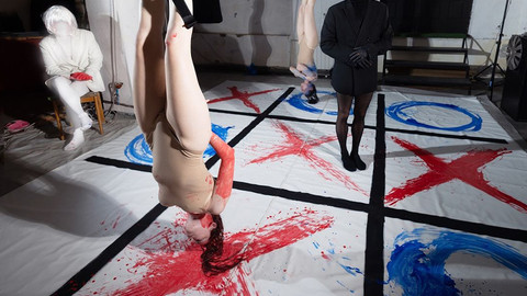 Kadınları baş aşağı sallandırıp çizim yaptı! Bu nasıl 'modern sanat'