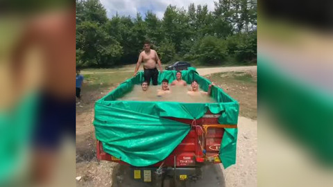 Traktör kasasını havuz yaptılar!
