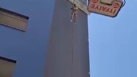 Yürekleri ağza getirdi! Havada asılı kaldı; o anlar kamerada