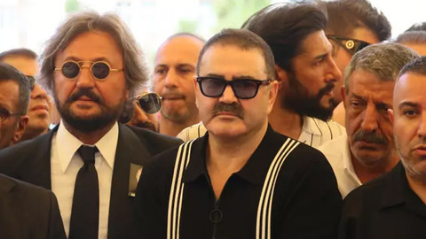 Şafak Sezer, Akbaş'ın cenazesine isyan etti: Akıl hastanesinden kaçanlar cenazeye gelmiş