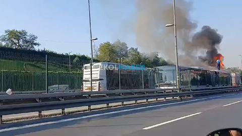 İstanbul'da metrobüs yangını! İşte yangının en detay görüntüsü